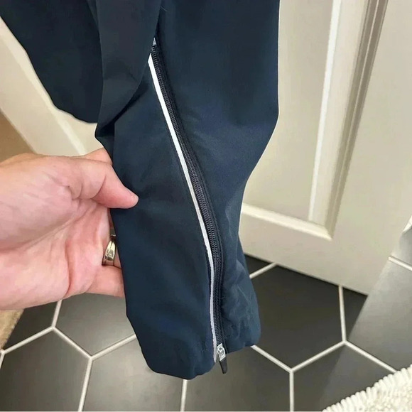 EUC Nike navy Women’s Drifit athletic pants. Zipper pockets and legs Lightweight - Picture 3 of 16